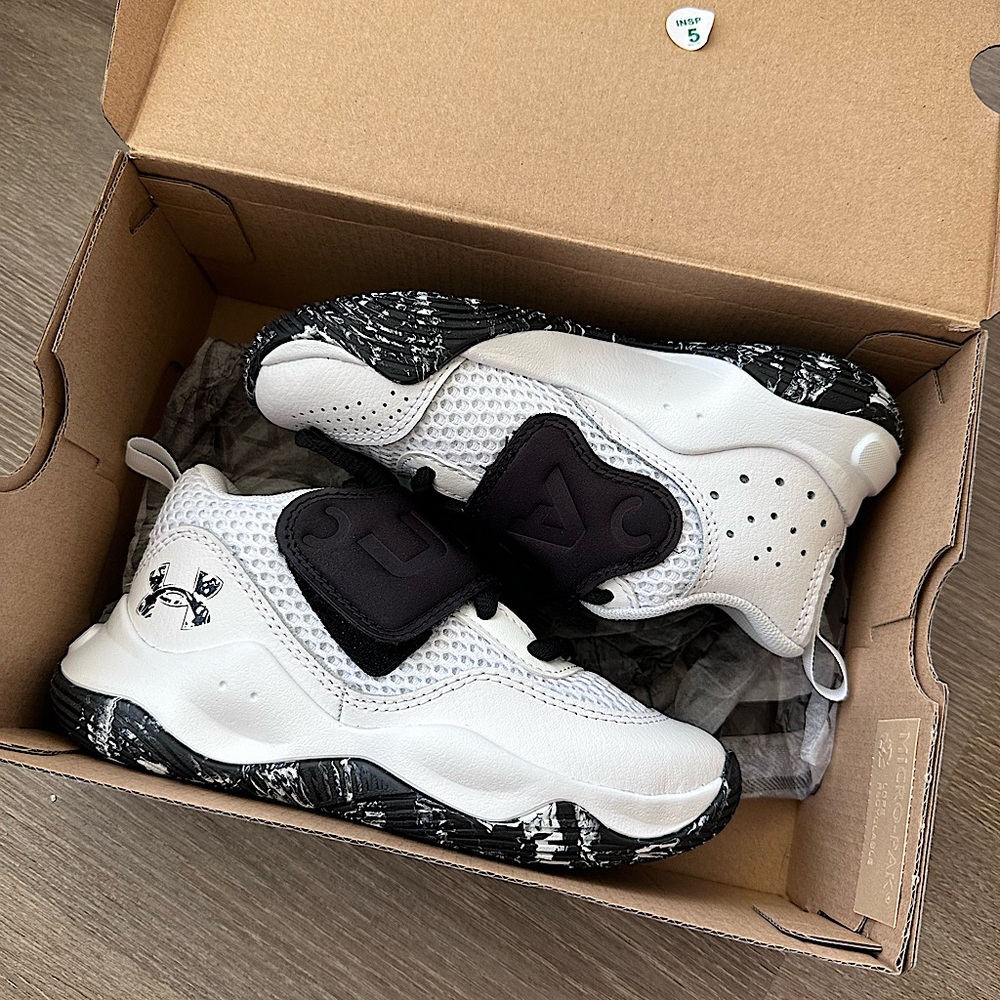 NIB Under Armour Zone BB 2 Boys size 11 Basketball Shoe